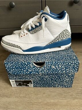 Jordan Men’s White and Blue Retro Basketball Shoes